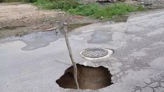 Cierran vialidad en Chetumal por presencia de socavón Cierran vialidad en Chetumal por presencia de socavón