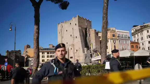 El derrumbe actual ocurre en una de las zonas más visitadas de Roma