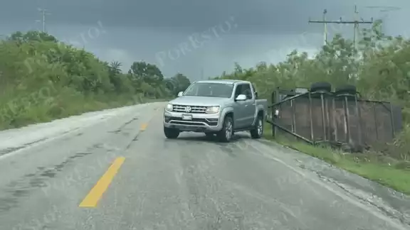 Un remolque se salió de la carretera Sabancuy–Chekubul tras perder el control su conductor por la lluvia.