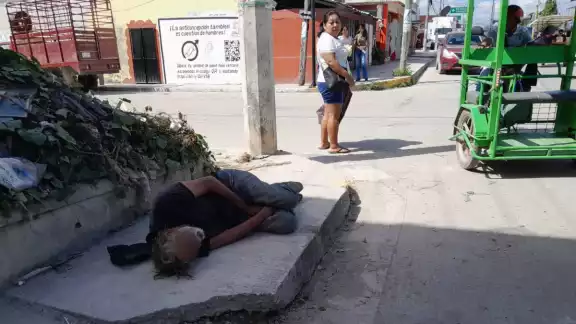 Los transeúntes pensaron que el hombre estaba muerto Los transeúntes pensaron que el hombre estaba muerto