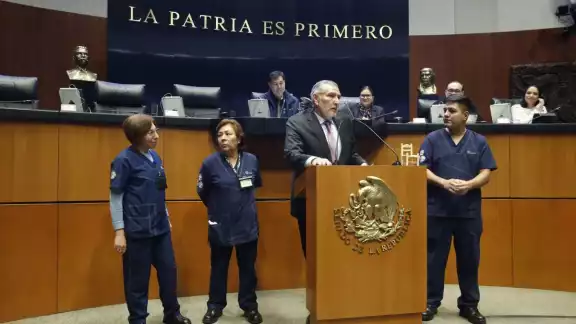 Datos presentados en la discusión señalan que 45% de los empleados realiza sus labores de pie
