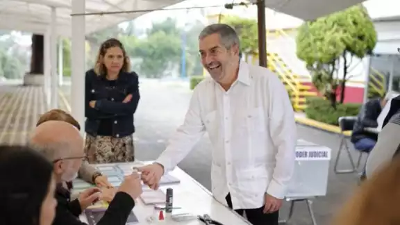El canciller Juan Ramón de la Fuente emitió su voto en una casilla al sur de la Ciudad de México El canciller Juan Ramón de la Fuente emitió su voto en una casilla al sur de la Ciudad de México
