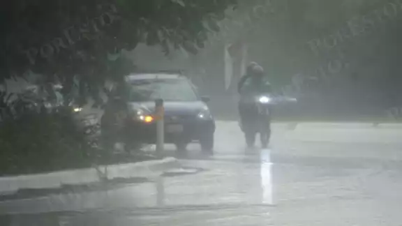 La Onda Tropical número 40 ingresó al Sureste de México y provocará lluvias dispersas en Campeche.