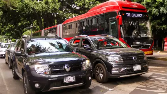 El programa Hoy No Circula es una medida ambiental que restringe la circulación vehicular en días específicos