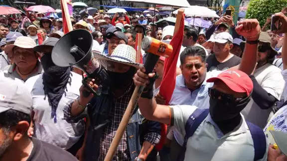 Elementos de la Policía de la Ciudad de México formaron un cerco para evitar que la trifulca escalara Elementos de la Policía de la Ciudad de México formaron un cerco para evitar que la trifulca escalara