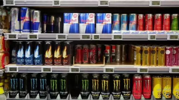 Especialistas en nutrición y pediatría han señalado que este tipo de bebidas no están diseñadas para menores