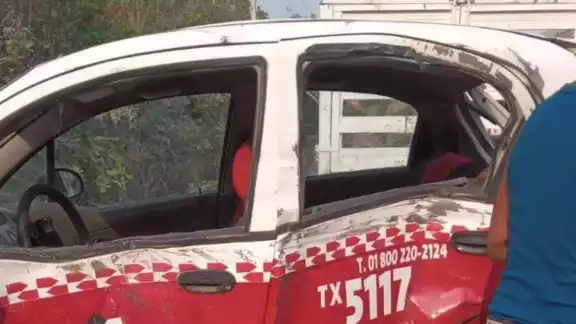 El taxista presentó lesiones graves, por lo que fue llevado a un hospital
