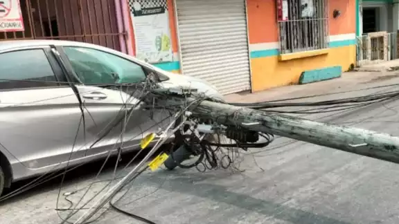 A causa del trailero, postes de luz cayeron en vehículos dentro de Sabancuy A causa del trailero, postes de luz cayeron en vehículos dentro de Sabancuy
