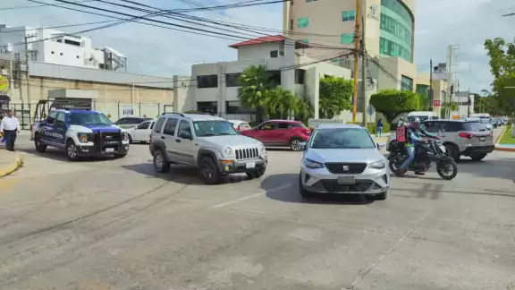 Dos vehículos particulares, conducidos por mujeres, chocaron en la colonia Petrolera de Ciudad del Carmen.