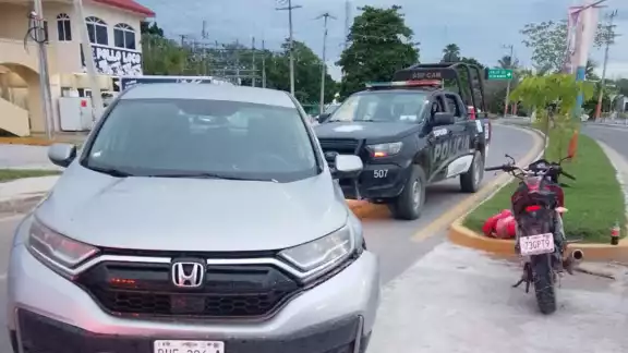 Un automóvil le cerró el paso a una motocicleta en la avenida Emancipadores, en Candelaria, Campeche. Un automóvil le cerró el paso a una motocicleta en la avenida Emancipadores, en Candelaria, Campeche.