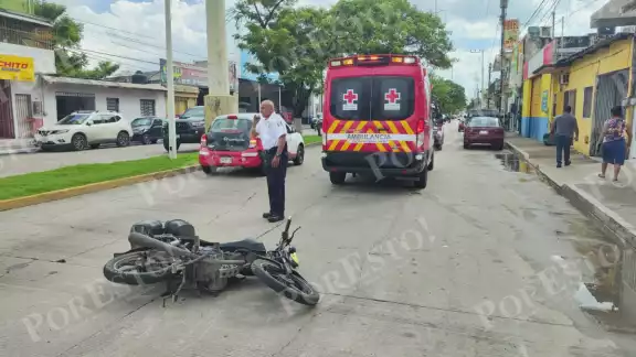 Motociclista lesionado tras chocar por alcance contra taxi en Ciudad del Carmen Motociclista lesionado tras chocar por alcance contra taxi en Ciudad del Carmen