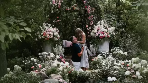 Taylor Swift y Travis Kelce anuncia su compromiso con lujoso anillo Taylor Swift y Travis Kelce anuncia su compromiso con lujoso anillo