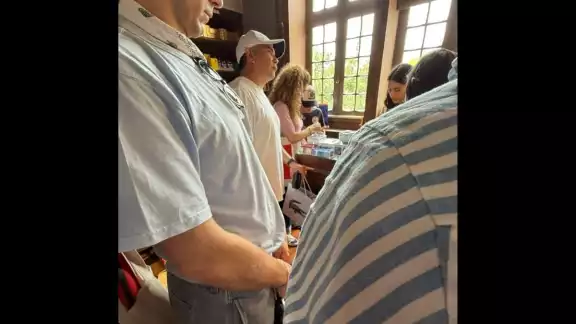 Las imágenes del dirigente priista vacacionando en Europa con artículos de lujo han reavivado las tensiones dentro del partido Las imágenes del dirigente priista vacacionando en Europa con artículos de lujo han reavivado las tensiones dentro del partido