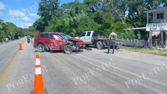 Choque entre dos camionetas sobre la carretera Escárcega–Chetumal. Choque entre dos camionetas sobre la carretera Escárcega–Chetumal.