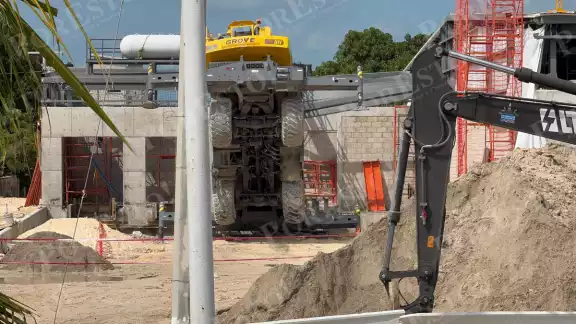 Una grúa volcó dentro de la obra donde se construye una nueva Bodega Aurrerá en el fraccionamiento Malibrán de Ciudad del Carmen.