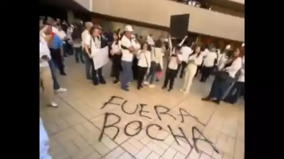 Manifestantes rompieron cristales del edificio gubernamental y trataron de acceder a la oficina del gobernador,