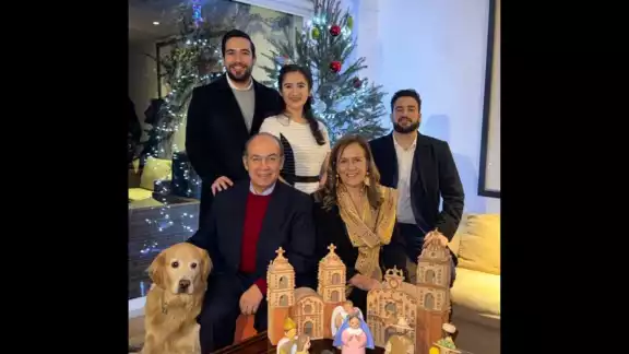 El expresidente Felipe Calderón, y su esposa, Margarita Zavala, compartieron una postal navideña en redes sociales El expresidente Felipe Calderón, y su esposa, Margarita Zavala, compartieron una postal navideña en redes sociales