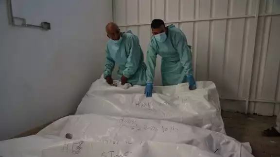 No está claro si las personas cuyos restos fueron devueltos murieron bajo custodia israelí o si fueron retiradas de Gaza por tropas de Israel No está claro si las personas cuyos restos fueron devueltos murieron bajo custodia israelí o si fueron retiradas de Gaza por tropas de Israel