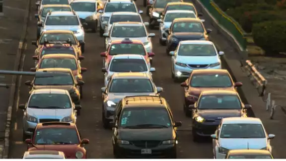 El programa Hoy No Circula es una medida ambiental que restringe la circulación vehicular en días específicos