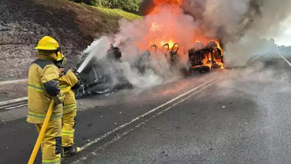 La carga de gasolina y la volcadura originaron el fuego en la unidad. Bomberos realizan la sofocación y el enfriamiento del tanque para eliminar riesgos