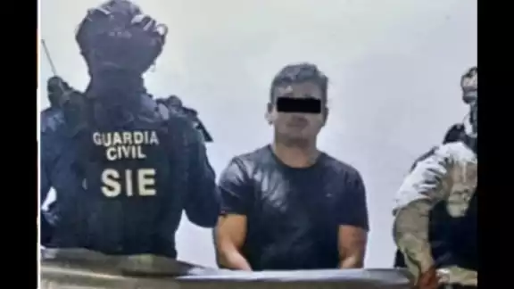 El detenido, junto con los objetos confiscados, fue puesto a disposición de las autoridades correspondientes El detenido, junto con los objetos confiscados, fue puesto a disposición de las autoridades correspondientes