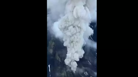 La actividad volcánica se registró la noche del domingo y generó una columna de ceniza de hasta seis kilómetros de altura La actividad volcánica se registró la noche del domingo y generó una columna de ceniza de hasta seis kilómetros de altura