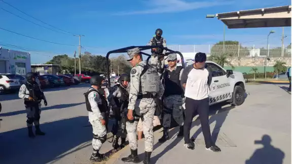 Elementos de la Guardia Nacional detuvieron a cuatro hombres en una camioneta Toyota Hilux