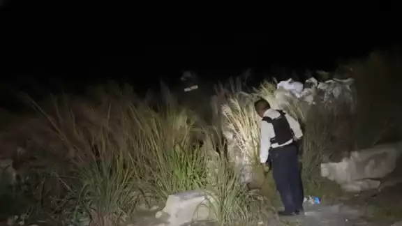 El cuerpo fue hallado a la altura del kilómetro 28, tirado entre las rocas junto a la vía.