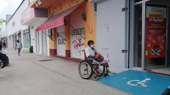 Don Roberto pide limosna en las calles, no ha tenido apoyo de las autoridades Don Roberto pide limosna en las calles, no ha tenido apoyo de las autoridades