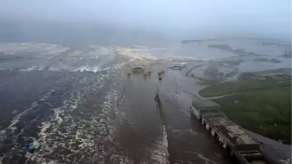 Cuatro olas de tsunami impactaron la ciudad de Severo-Kurilsk, avanzando hasta 200 metros tierra adentro Cuatro olas de tsunami impactaron la ciudad de Severo-Kurilsk, avanzando hasta 200 metros tierra adentro