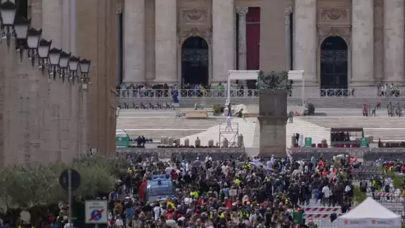 La Protección Civil de Italia prevé que el número de visitantes superará los 100 mil antes del cierre oficial de la capilla La Protección Civil de Italia prevé que el número de visitantes superará los 100 mil antes del cierre oficial de la capilla