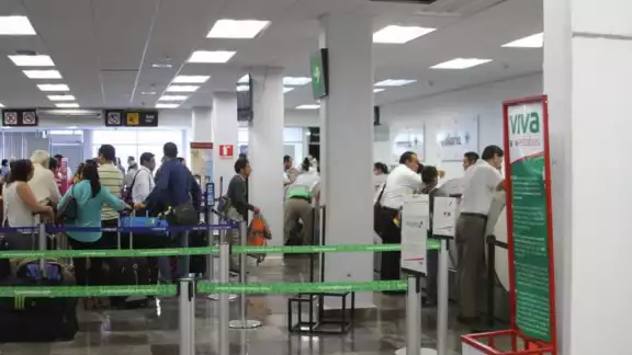 Genera retrasos en vuelos nacionales presencia de mal tiempo en Quintana Roo