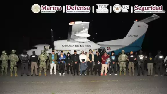 Durante los cateos, también se aseguraron armas largas, municiones y equipo táctico