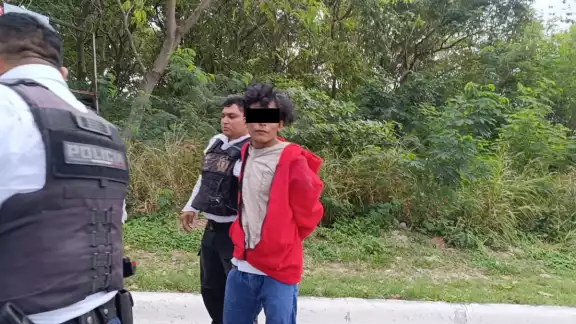 Elementos de seguridad lograron detenerlo tras intentar huir hacia un terreno con maleza Elementos de seguridad lograron detenerlo tras intentar huir hacia un terreno con maleza