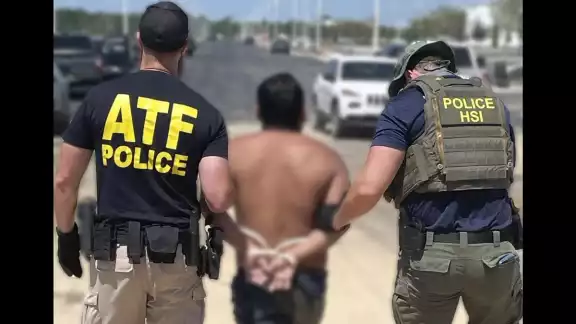 Autoridades estadounidenses difundieron imágenes en las que se ve a los trabajadores detenidos
