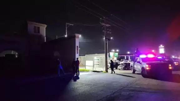 La noche de este viernes sujetos armados atacaron a balazos y quemaron el motel el Emperador, ubicado a la salida sur de Culiacán