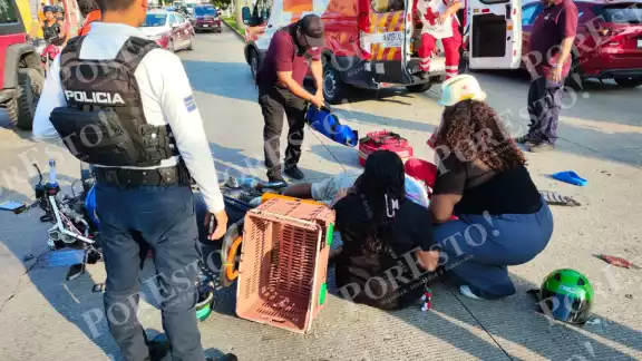 Una pareja de motociclistas resultó gravemente herida tras ser impactada por una camioneta en la colonia Francisco I. Madero. Una pareja de motociclistas resultó gravemente herida tras ser impactada por una camioneta en la colonia Francisco I. Madero.