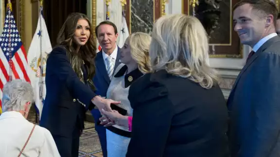 Kristi Noem fue ratificada por el Senado, como secretaria de Seguridad Nacional de Estados Unidos