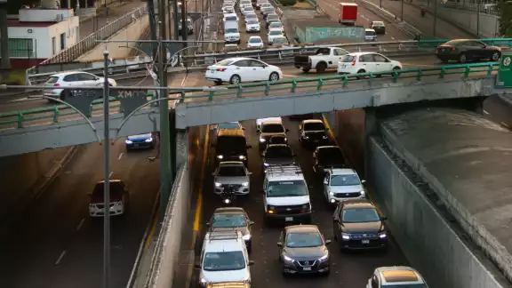 El programa Hoy No Circula es una medida ambiental que restringe la circulación vehicular en días específicos El programa Hoy No Circula es una medida ambiental que restringe la circulación vehicular en días específicos