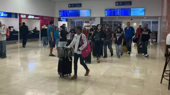 El primer vuelo en arribar fue el 821 de Aeroméxico, antes del amanecer a las 5:46, procedente de Ciudad de México. El primer vuelo en arribar fue el 821 de Aeroméxico, antes del amanecer a las 5:46, procedente de Ciudad de México.