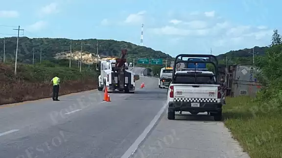 Se queda dormido al volante y vuelca tráiler con motocicletas en Campeche Se queda dormido al volante y vuelca tráiler con motocicletas en Campeche