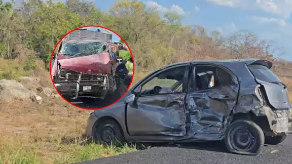 Dos lesionados tras accidente por rebase peligroso en carretera de Seybaplaya Dos lesionados tras accidente por rebase peligroso en carretera de Seybaplaya