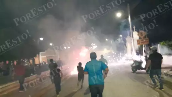Durante la quema del tradicional torito de petate en Calkiní, un menor que insistió en cargarlo cayó mientras el artefacto estaba encendido. Durante la quema del tradicional torito de petate en Calkiní, un menor que insistió en cargarlo cayó mientras el artefacto estaba encendido.