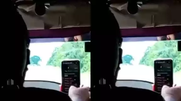 Ciudadanos señalan a conductor de combi que manejaba usando su celular en Chetumal Ciudadanos señalan a conductor de combi que manejaba usando su celular en Chetumal