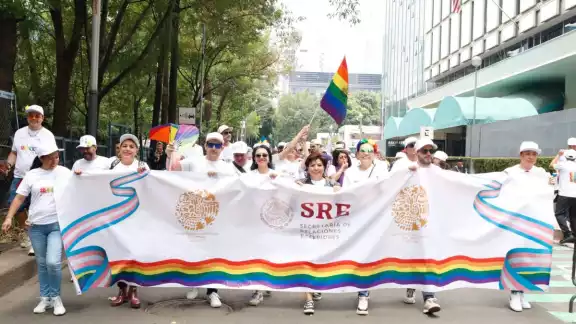 Un conringente de la Secretaría de Relaciones Exteriores lideró la XLVI Marcha del Orgullo LGBTQI en la CDMX