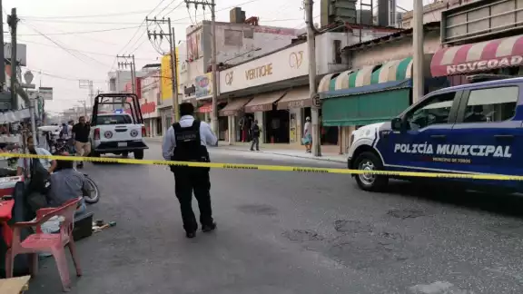 El incendio se registró en las afueras de una tienda de ropa