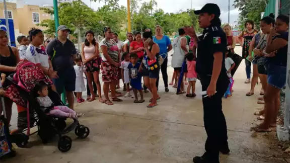 La colaboración entre la policía y las comunidades locales ha demostrado ser un enfoque efectivo para mejorar la seguridad ciudadana La colaboración entre la policía y las comunidades locales ha demostrado ser un enfoque efectivo para mejorar la seguridad ciudadana