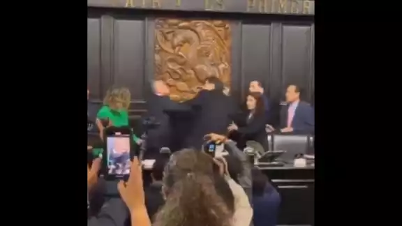 El incidente ocurrió mientras se entonaba el Himno Nacional para cerrar la sesión El incidente ocurrió mientras se entonaba el Himno Nacional para cerrar la sesión