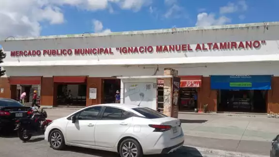 Locatarios del mercado Altamirano acusan a secretario del Ayuntamiento de favorecer a una familia de vendedores Locatarios del mercado Altamirano acusan a secretario del Ayuntamiento de favorecer a una familia de vendedores