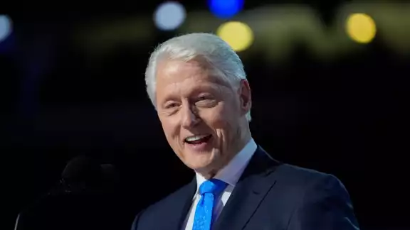 Durante la pasada campaña electoral, Clinton apoyó activamente a la vicepresidenta demócrata Kamala Harris
